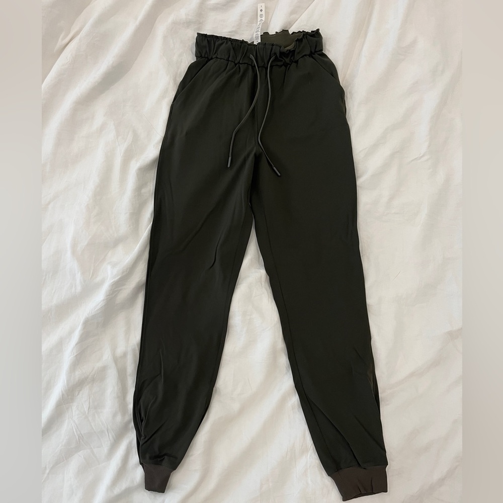 Lululemon Women’s Olive Green Jogger Track Athleisure Pant Size 2 / XS Like New